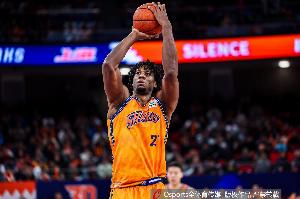卢伟：怀特塞德脚有老伤 缺席今天的比赛是赛前临时决定的