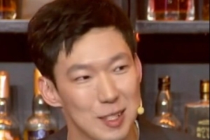 周琦：如果没有好的稳定的替补阵容 球队在季后赛的压力是很大的